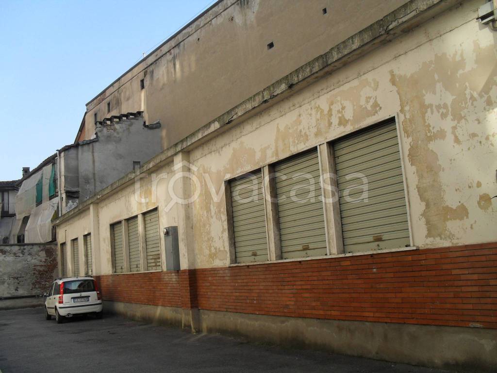 Capannone Industriale in vendita a Torino via Francesco Cigna, 4
