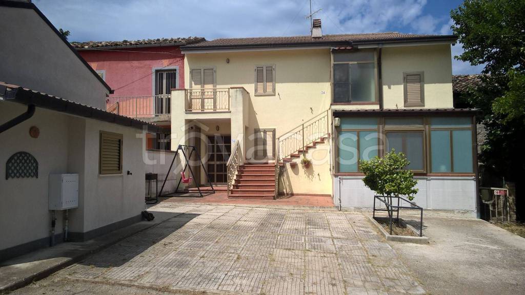 Villa a Schiera in in vendita da privato ad Alanno strada Vicinale Prati, 36