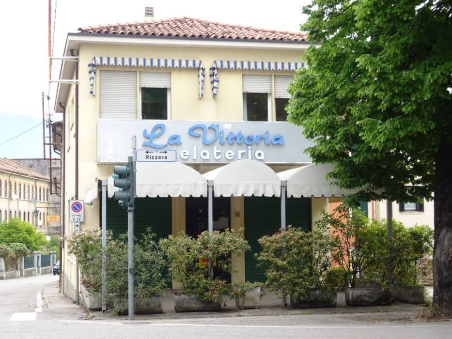 Negozio in vendita a Vittorio Veneto viale Rizzera, 303