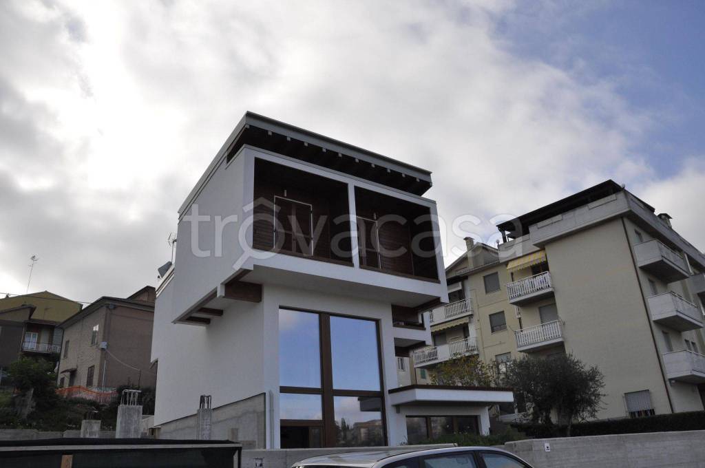 Villa a Schiera in in vendita da privato a Monte San Giusto via Luigi Longo