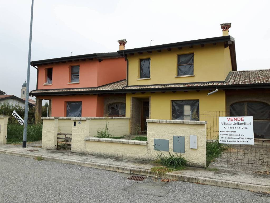 Villa a Schiera in vendita a Torricella del Pizzo via Guido Rossa