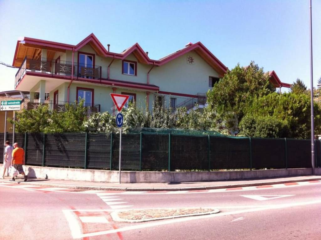 Villa Bifamiliare in in vendita da privato a Cardano al Campo via al Campo, 4