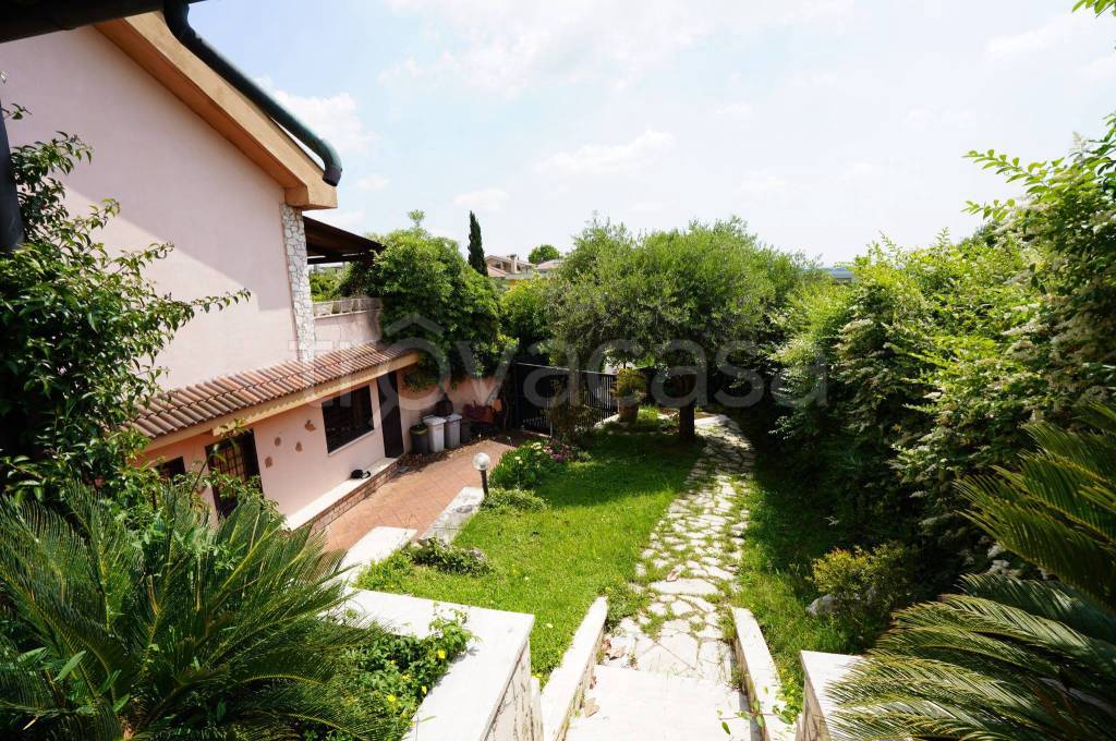 Villa Bifamiliare in vendita a Guidonia Montecelio via Andromeda