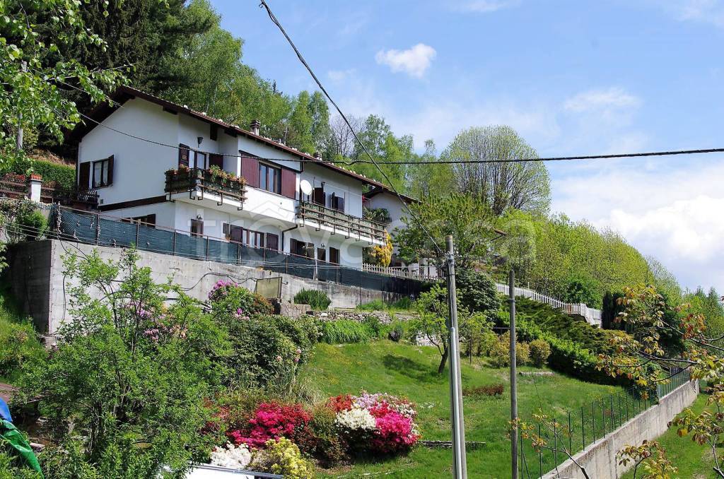 Villa Bifamiliare in vendita a Miazzina via Memoriale degli Alpini, 8