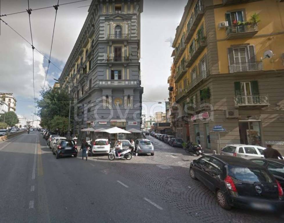 Negozio in vendita a Napoli via raffaele conforti
