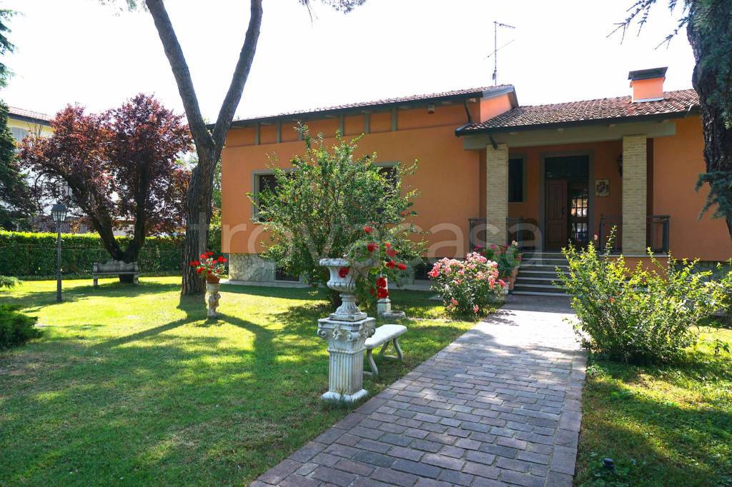 Villa in vendita a Montechiarugolo via Solari, 1