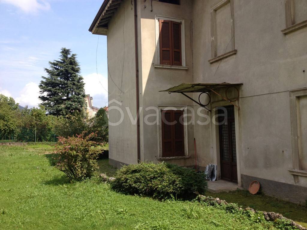 Villa in vendita ad Alzano Lombardo via Giuseppe Mazzini