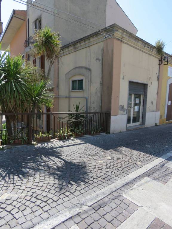 Negozio in vendita a San Vito Chietino piazza Giuseppe Garibaldi