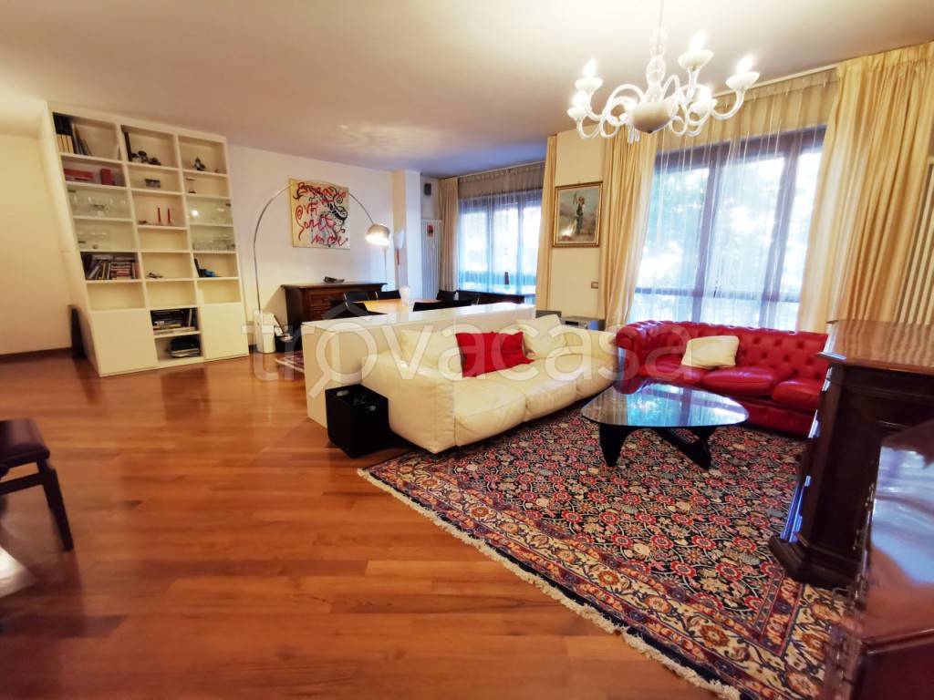 Appartamento in affitto a Milano via Stendhal, 23