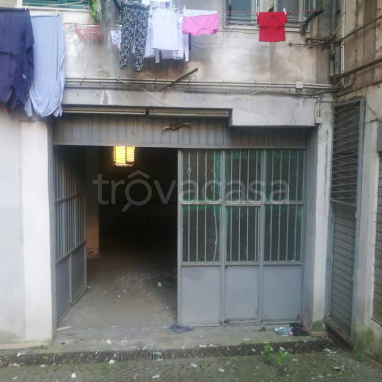 Garage in vendita a Napoli via Antonio De Curtis
