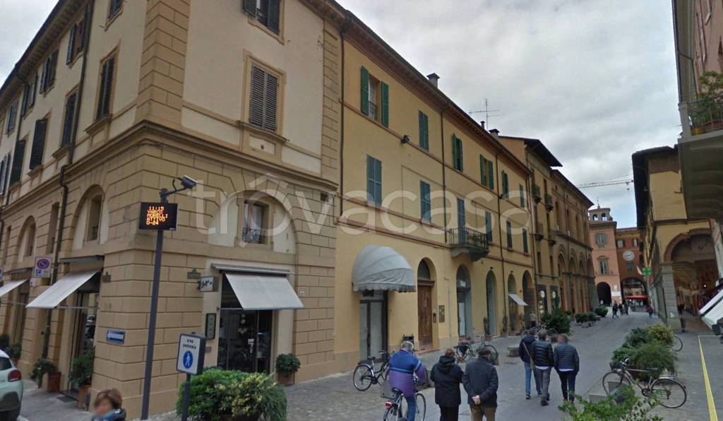 Negozio in affitto a Imola via Emilia, 189