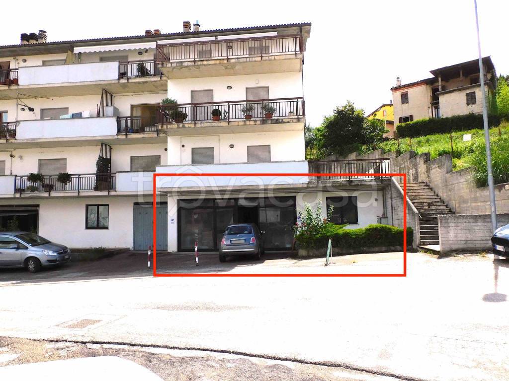 Magazzino in vendita a Sarnano via Alcide De Gasperi, 29