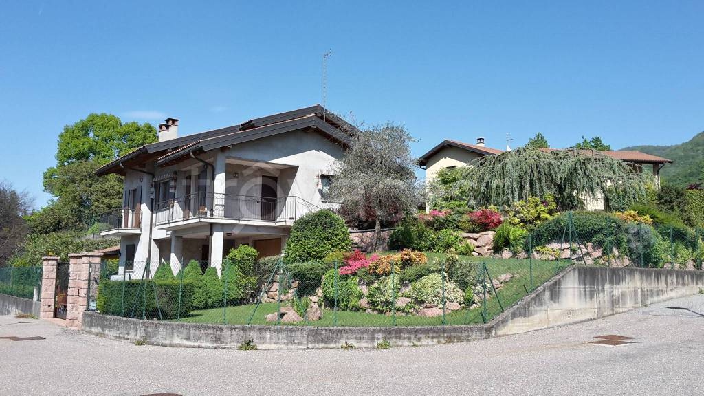 Villa in in vendita da privato a Besano via Aquilegia, 3