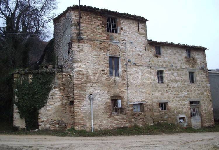 Casale in in vendita da privato a San Severino Marche località Ugliano, 4