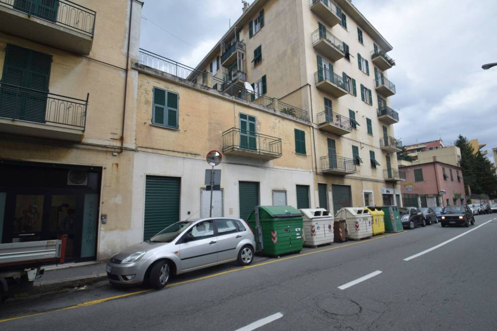 Magazzino in vendita a Genova via Gaspare Buffa