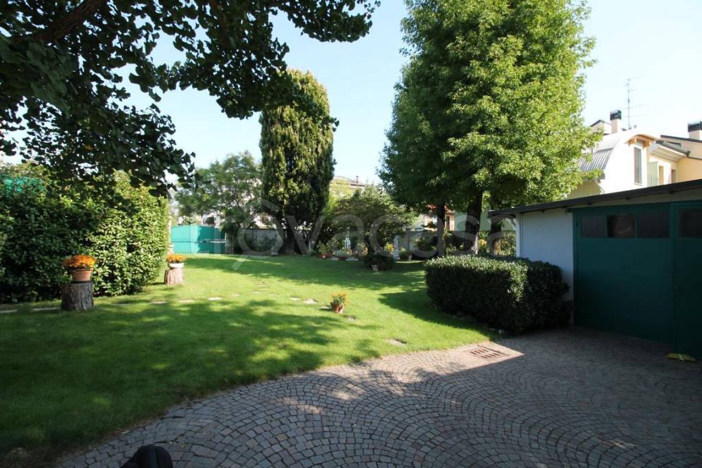 Villa Bifamiliare in vendita a Caronno Pertusella via Corso Italia, 401