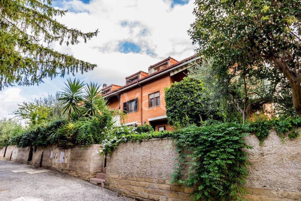 Villa a Schiera in vendita a Guidonia Montecelio via Monte Gran Paradiso