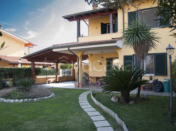 Villa Bifamiliare in vendita a Sabaudia via Tevere
