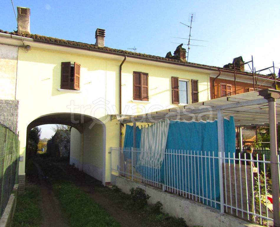 Casa Indipendente in vendita a Sannazzaro de' Burgondi via Roma, 35