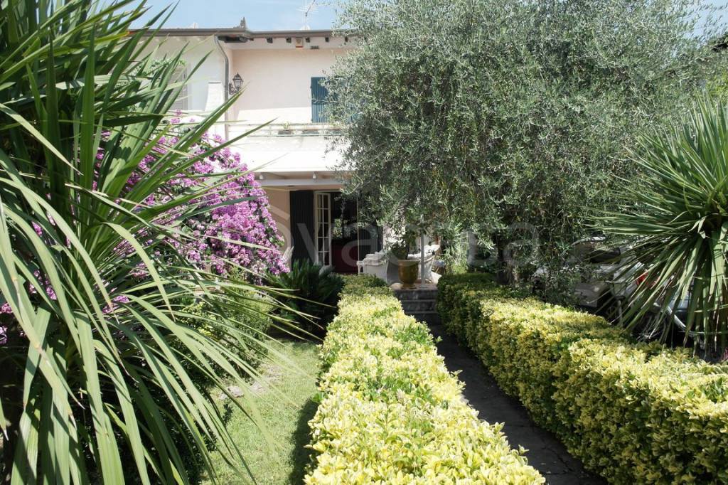 Villa Bifamiliare in vendita a Forte dei Marmi via Trento, 99