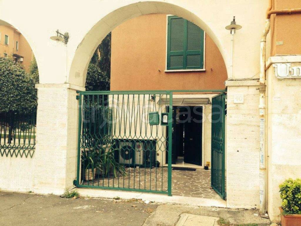 Ufficio in vendita a Roma via Rosa Raimondi Garibaldi