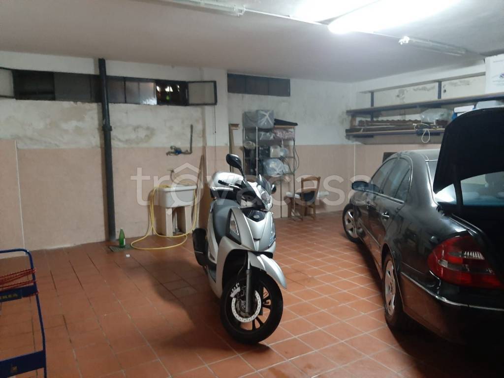 Garage in vendita a Salerno via Orazio Tesauriero
