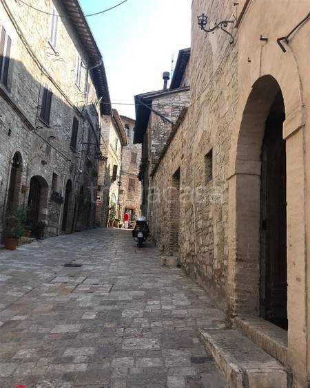 Negozio in affitto ad Assisi piazza San Rufino