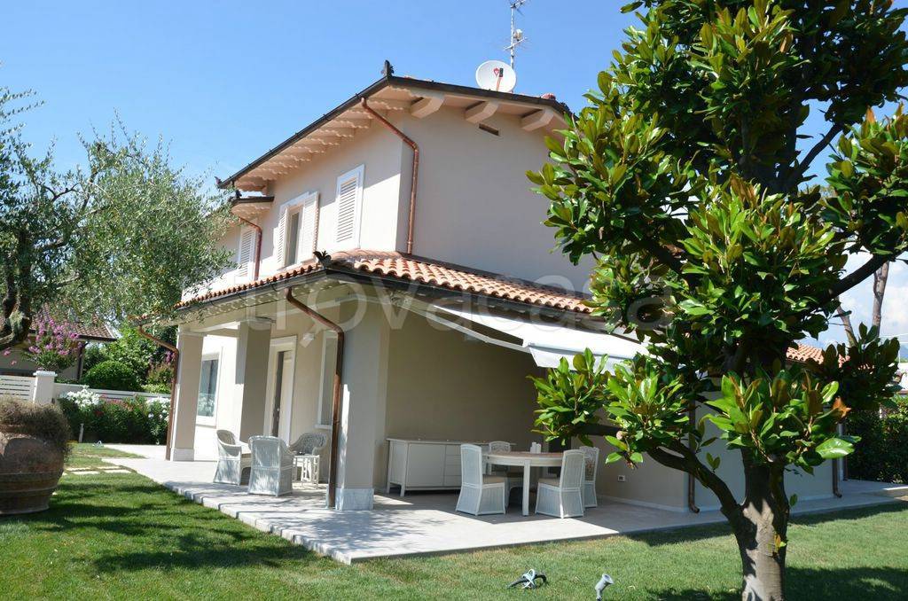 Villa in affitto a Forte dei Marmi via Duca Abruzzi, 26