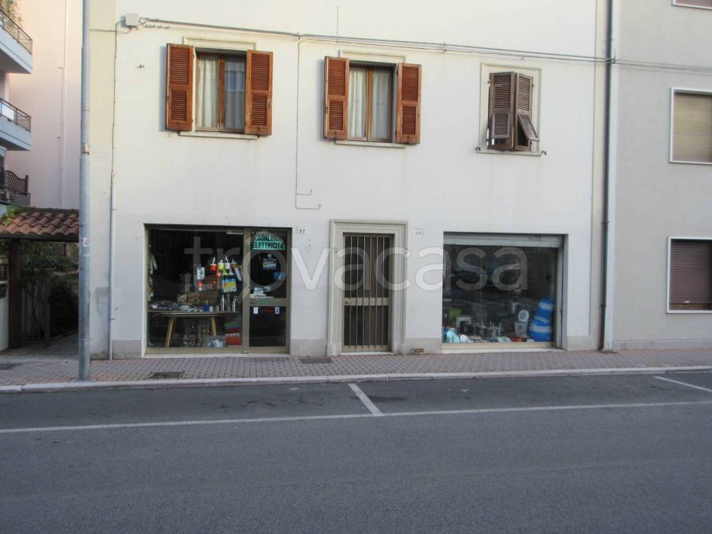 Negozio in vendita a Pesaro via Vincenzo Rossi