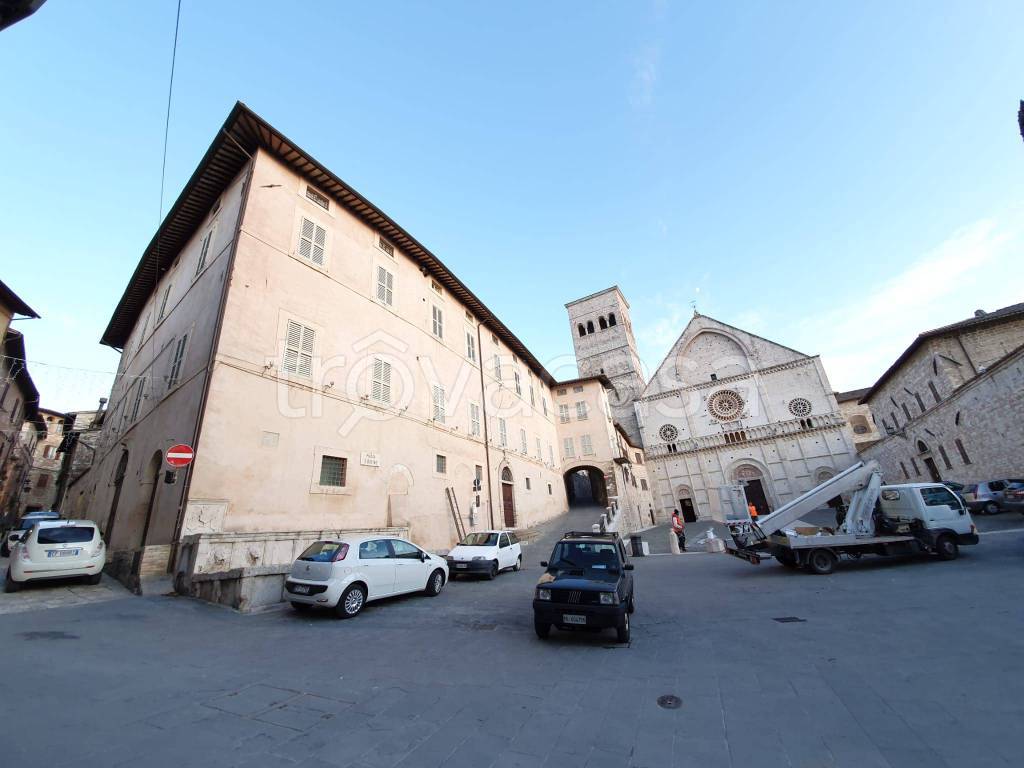 Negozio in affitto ad Assisi via San Rufino