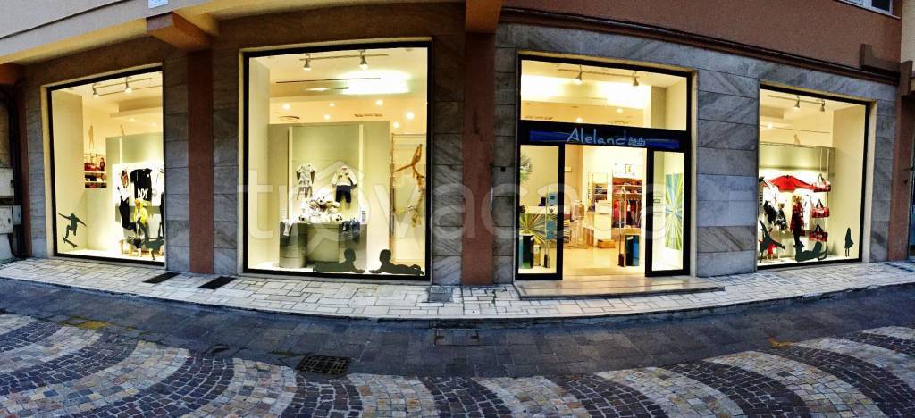 Abbigliamento in in vendita da privato a Falconara Marittima via Camillo Benso di Cavour, 3