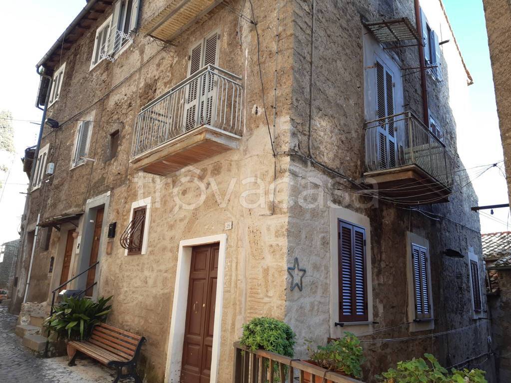 Appartamento in vendita a Caprarola via Sardegna, 5
