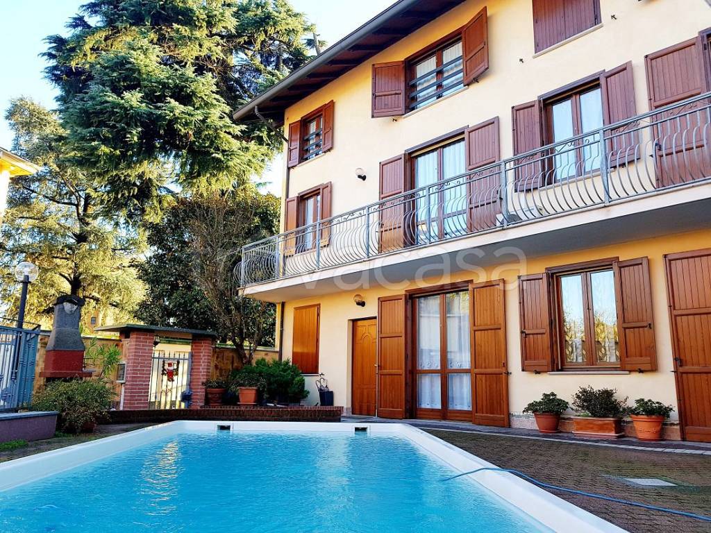 Villa Bifamiliare in vendita a Vigevano via Luigi Rossi Casé