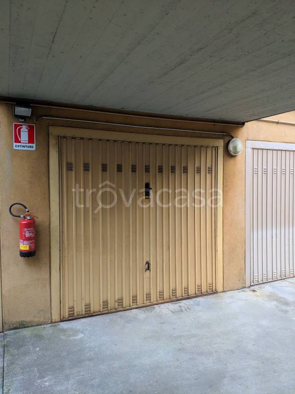 Garage in affitto a Cesano Maderno via Santo Stefano, 10