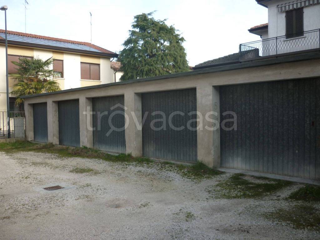 Garage in affitto a Treviso via Tommaso Salsa, 46