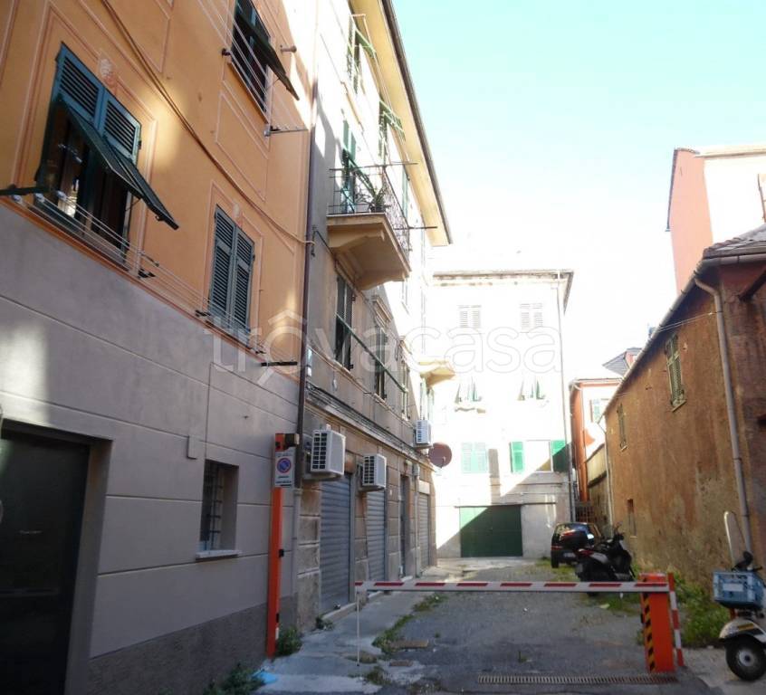 Garage in vendita a Genova via Sestri