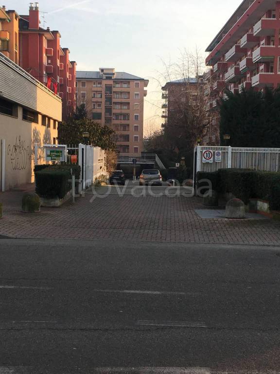Garage in vendita a Buccinasco via Vigevanese, 7