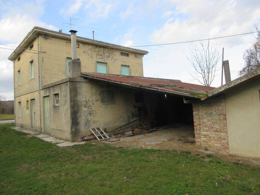 Casale in vendita a Vallefoglia via Toscana