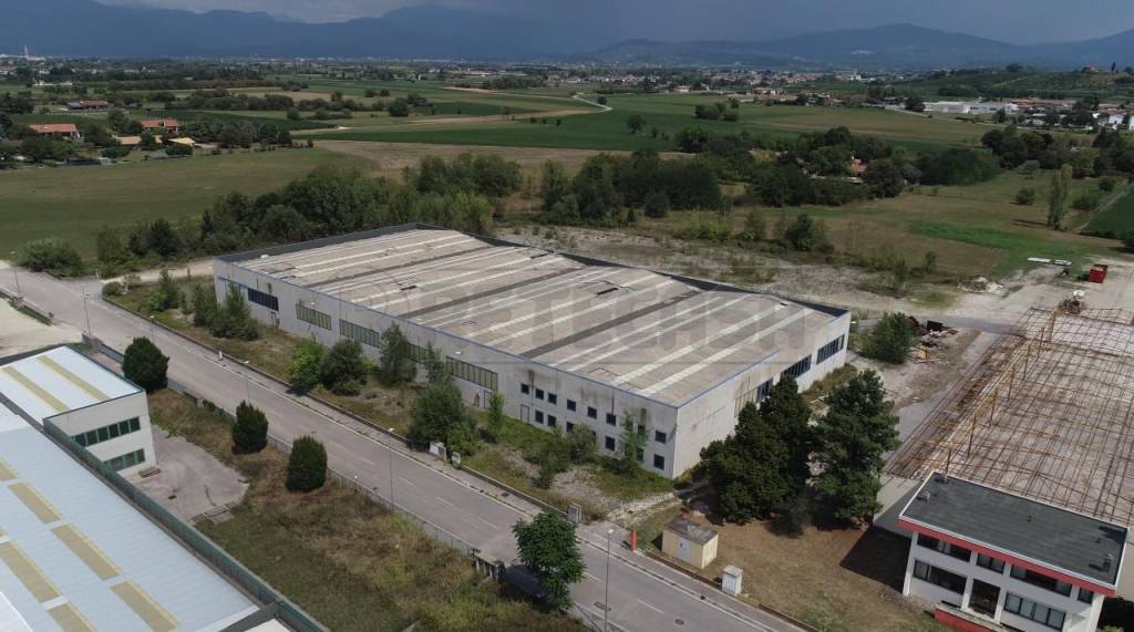 Capannone Industriale in vendita a Premariacco via Prato, 3