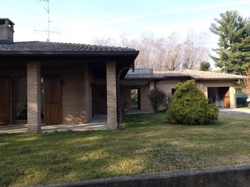 Villa in vendita ad Appiano Gentile via Caduti Oltronesi