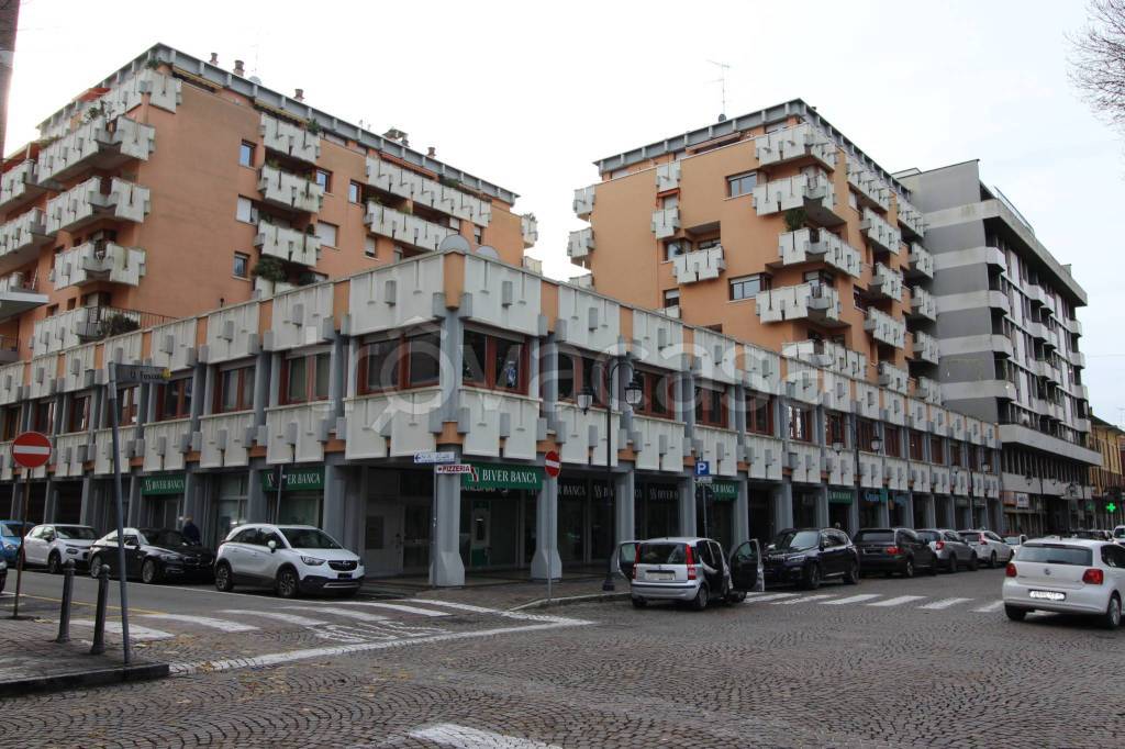 Filiale Bancaria in vendita a Borgomanero viale Achille Marazza, 34