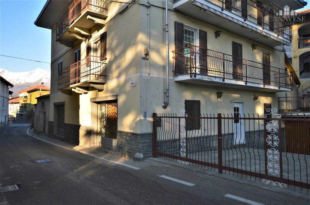 Negozio in affitto a Val di Chy via Roma, 61