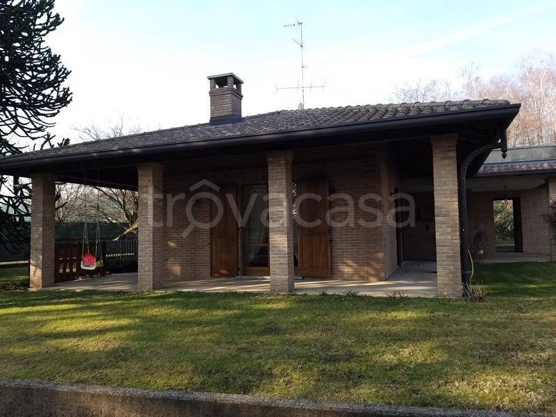 Villa in vendita a Oltrona di San Mamette via Caduti Oltronesi