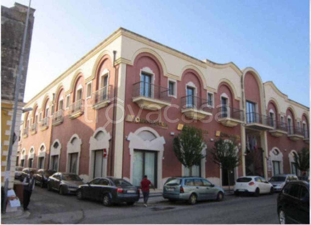 Filiale Bancaria in vendita a Latiano piazza Bartolo Longo 16
