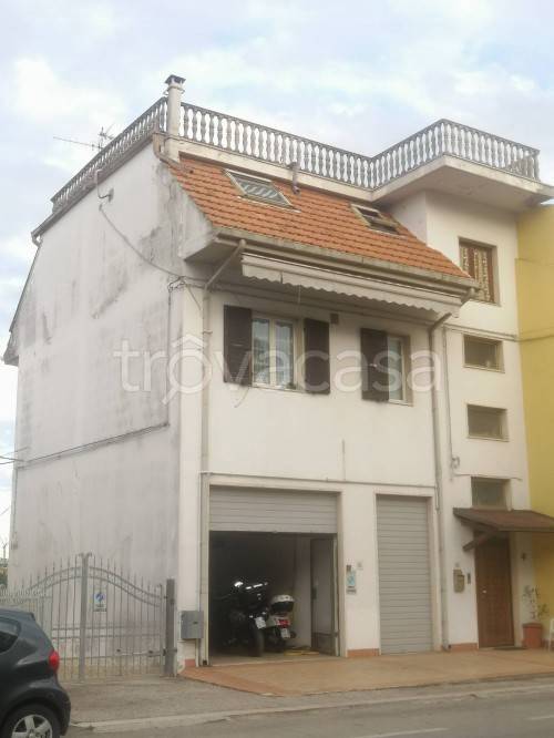 Casa Indipendente in vendita a San Benedetto del Tronto via Cesare Luciano Gabrielli, 82