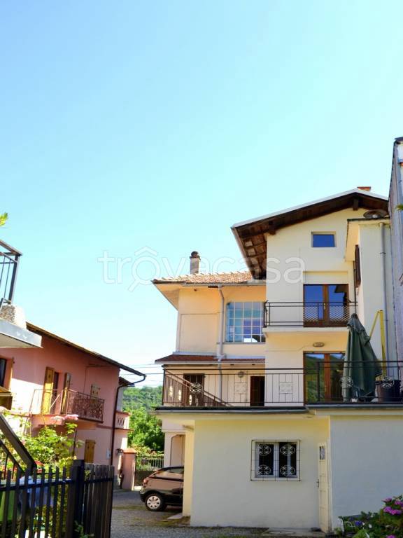 Casa Indipendente in vendita a Borgosesia via isola di sopra