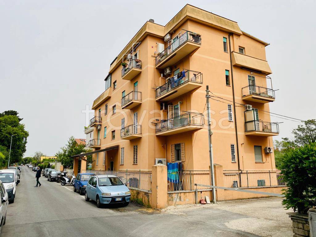 Appartamento in vendita a Roma via dell'Arco di Travertino