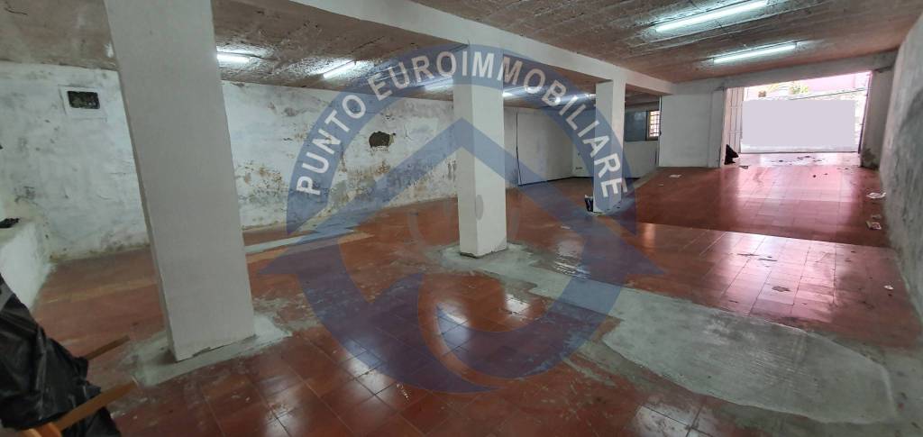 Garage in vendita a Napoli via Bartolo Longo, 420