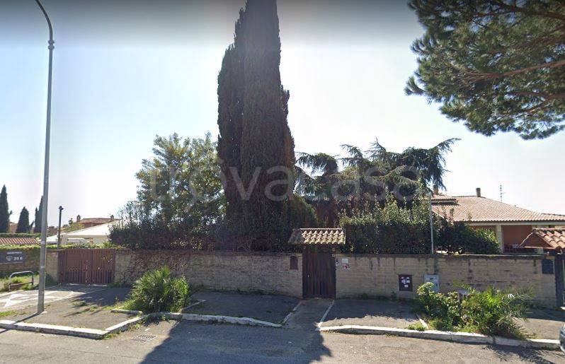Villa Bifamiliare in vendita a Roma via Umberto Giordano