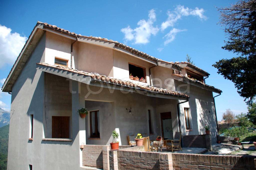 Villa in vendita a Montefortino via Santa Lucia